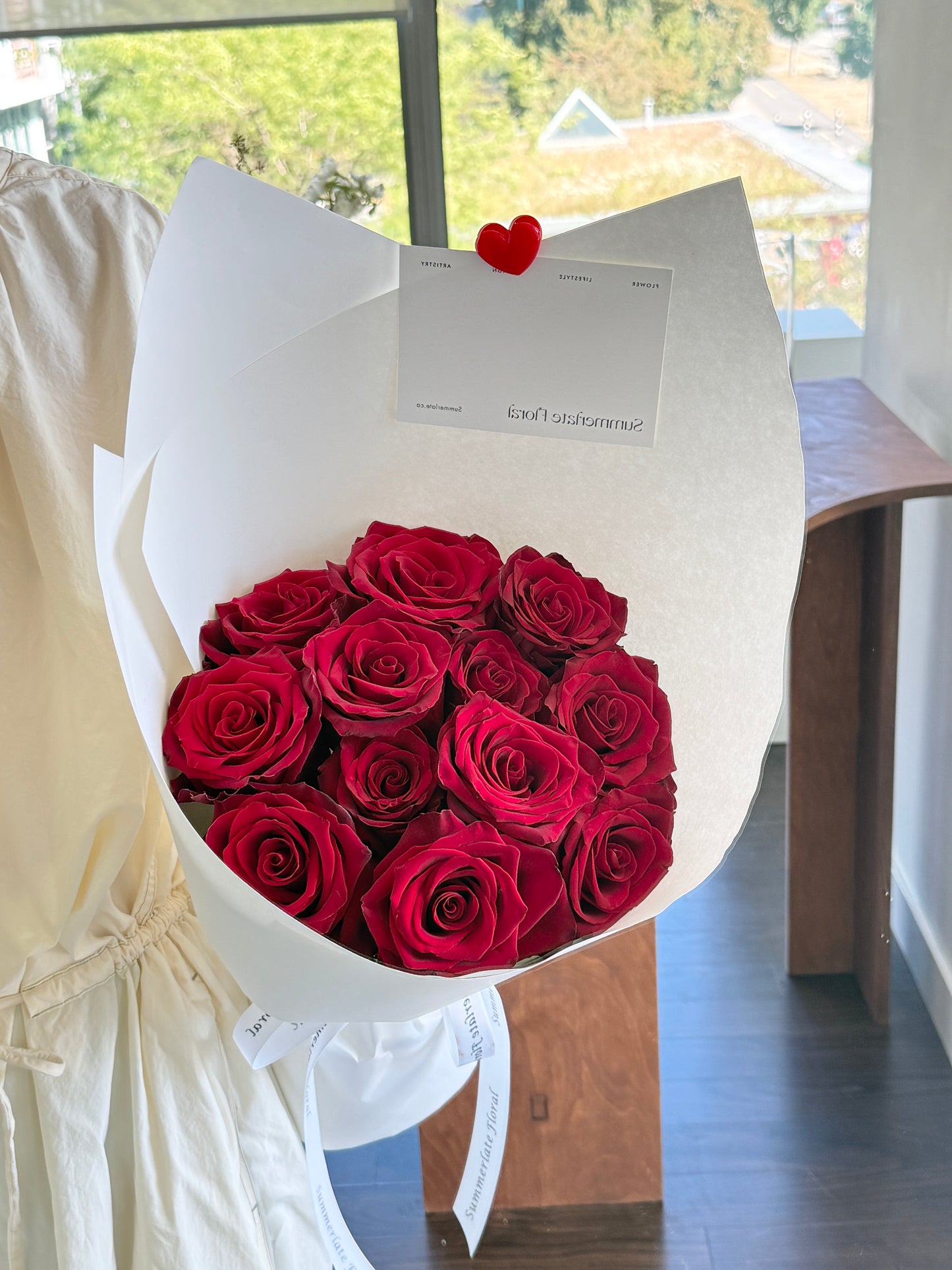 Card wrapping rose bouquet